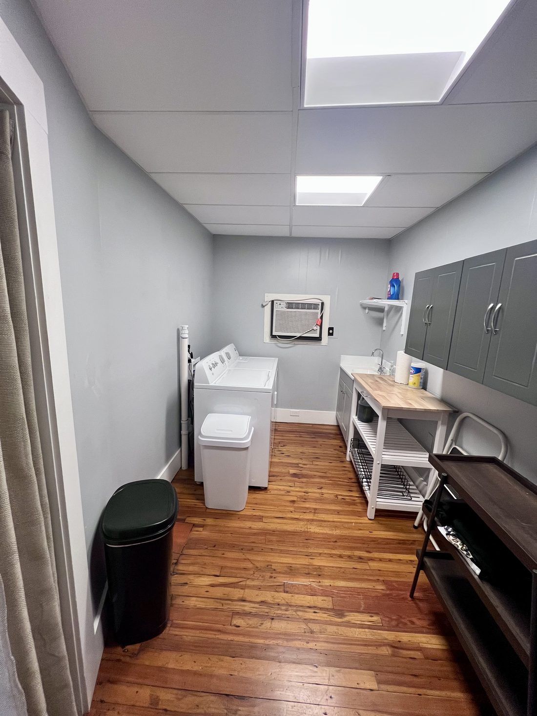 Color room with washer, dryer, and sink