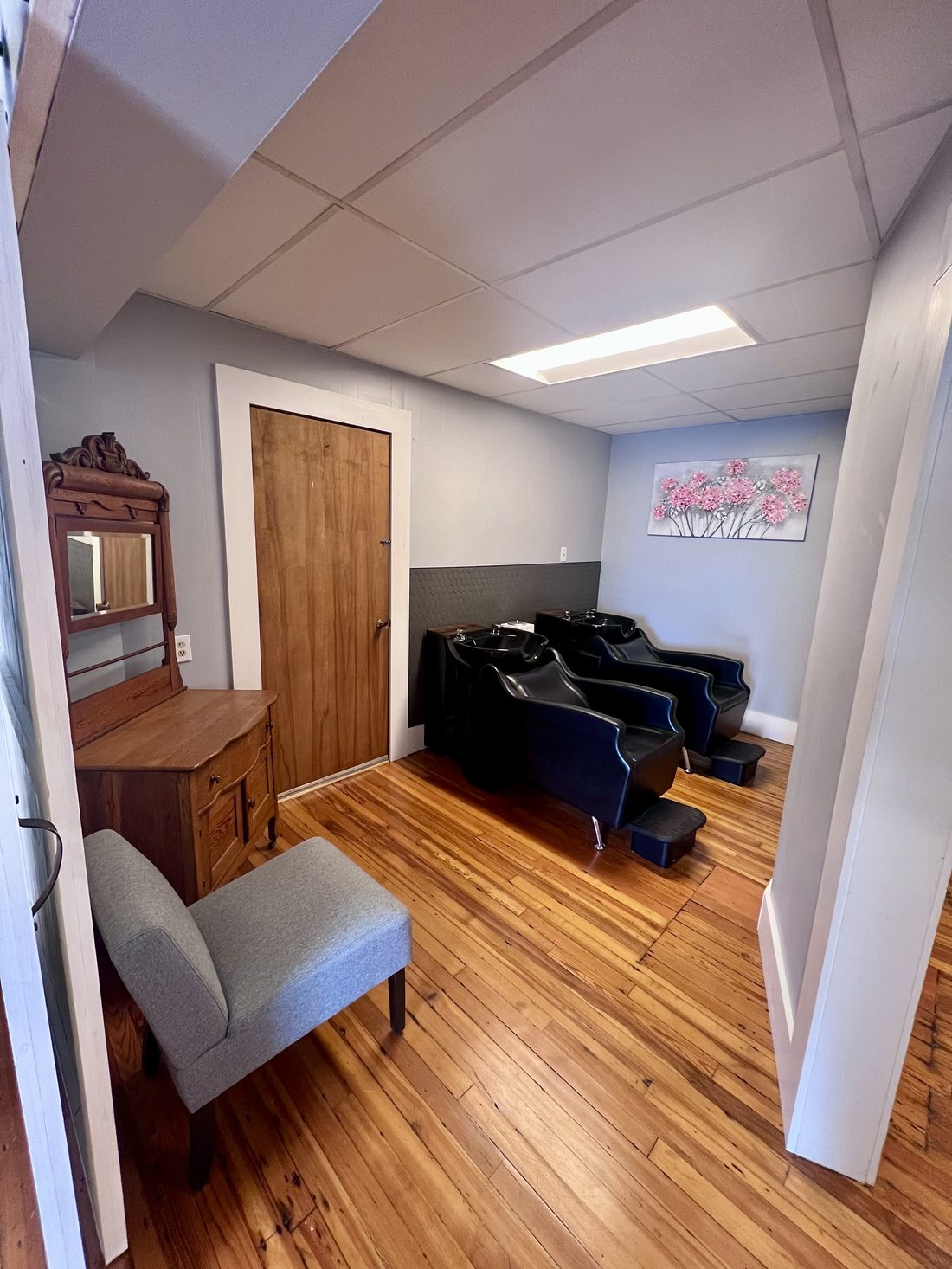 Shampoo and wash station room